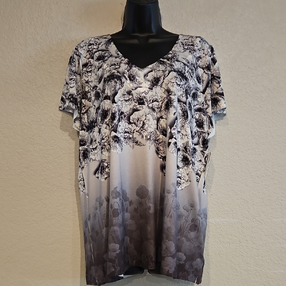 Clover+Pine | Women's NWT Monochrome Floral V-Neck Women's Tee Sz XL